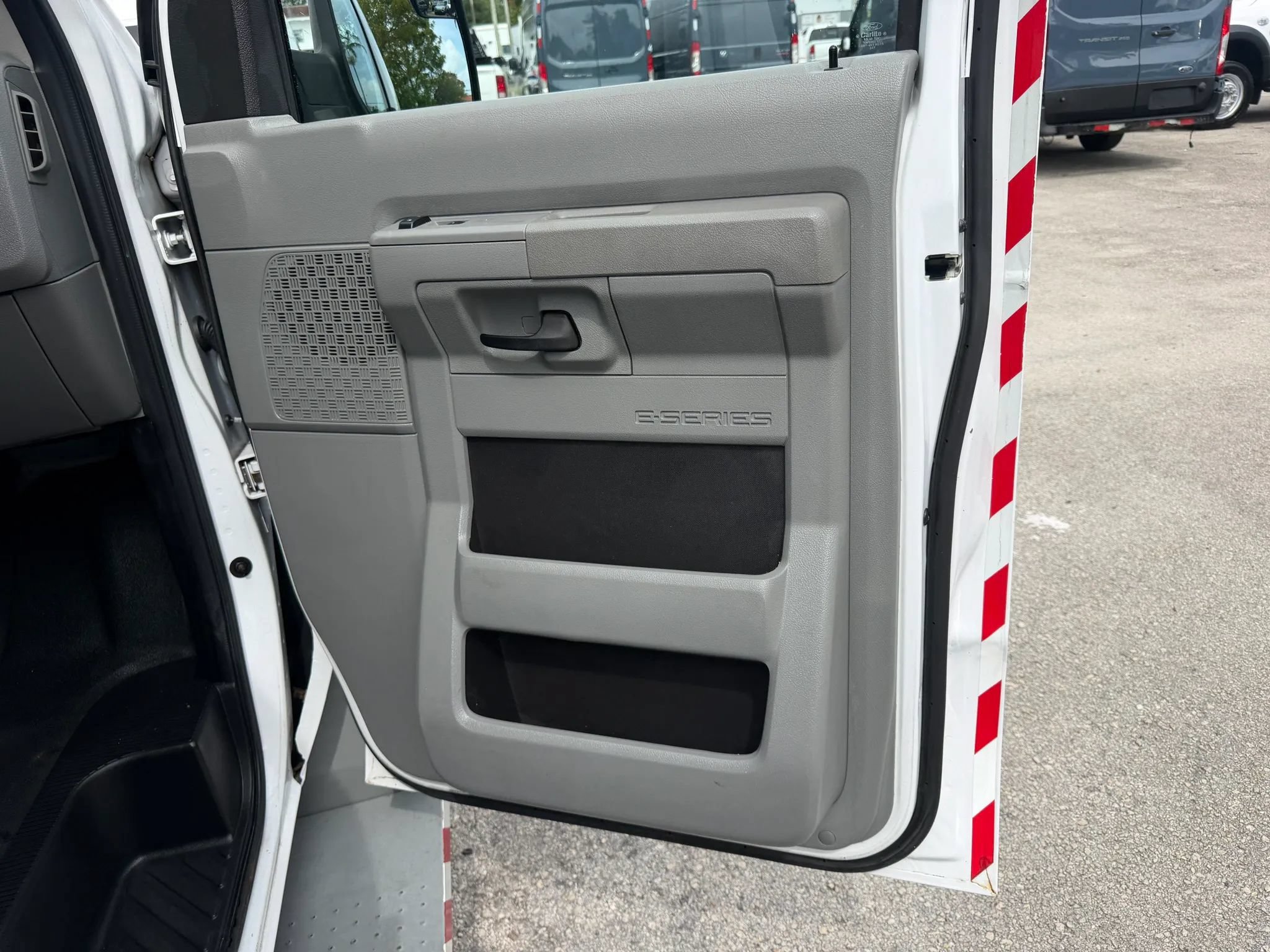 Used 2014 Ford E-250 and Econoline 250 Extended w/ Power Group RWD image 14