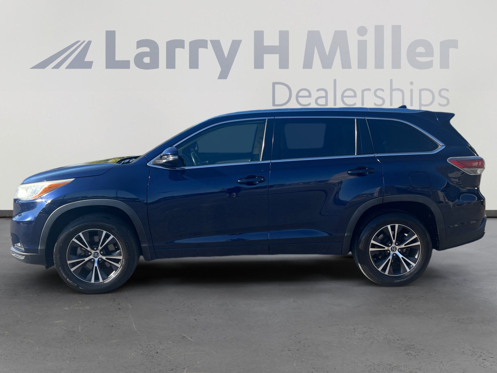 Used 2016 Toyota Highlander XLE FWD image 2