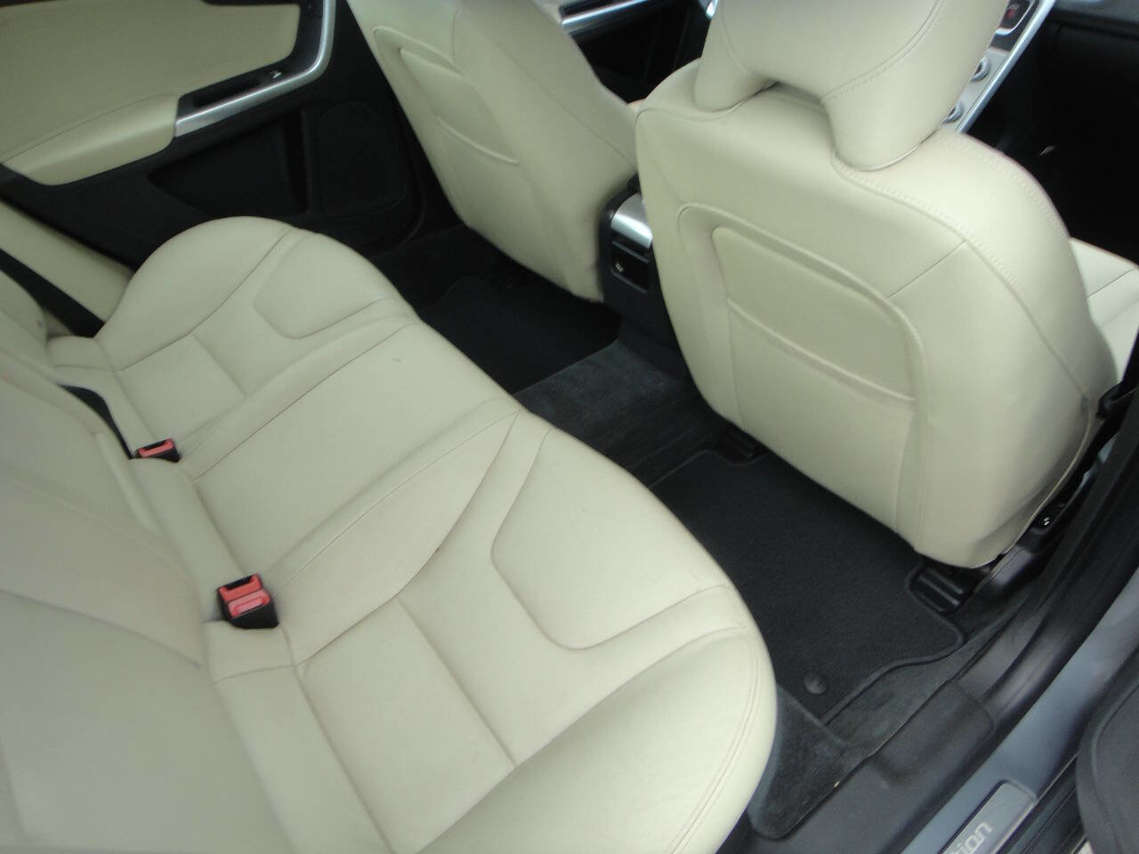 Used 2018 Volvo S60 T5 Inscription image 15