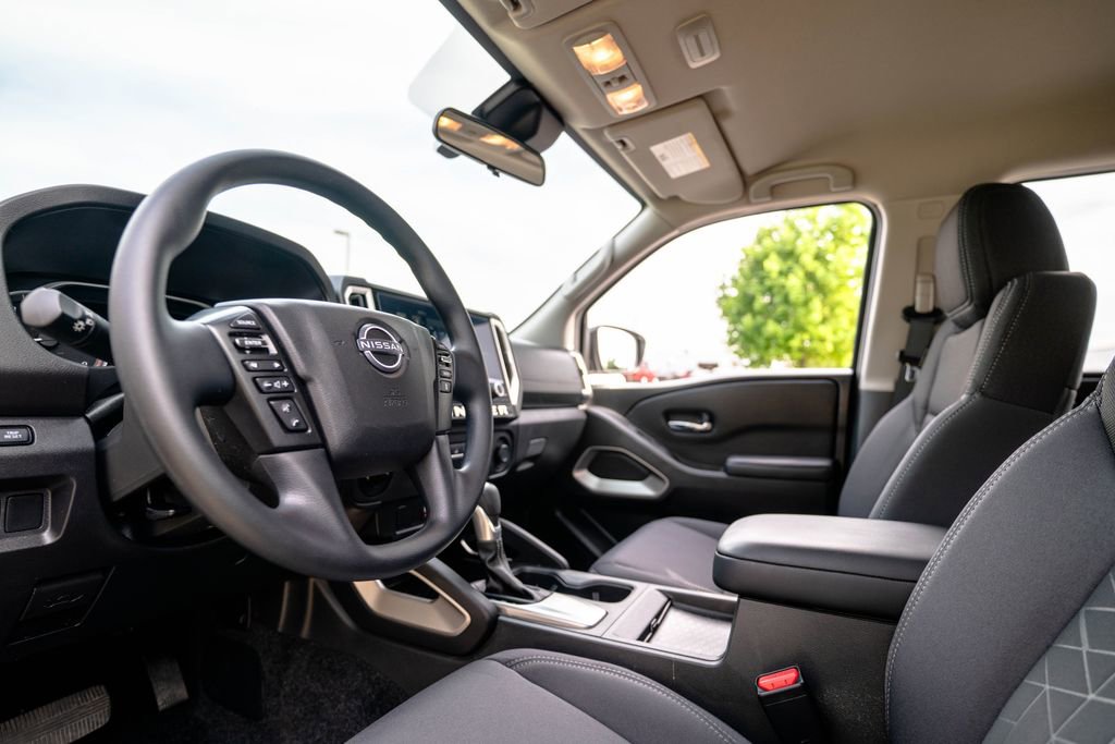 Used 2025 Nissan Frontier SV AWD/4WD image 5