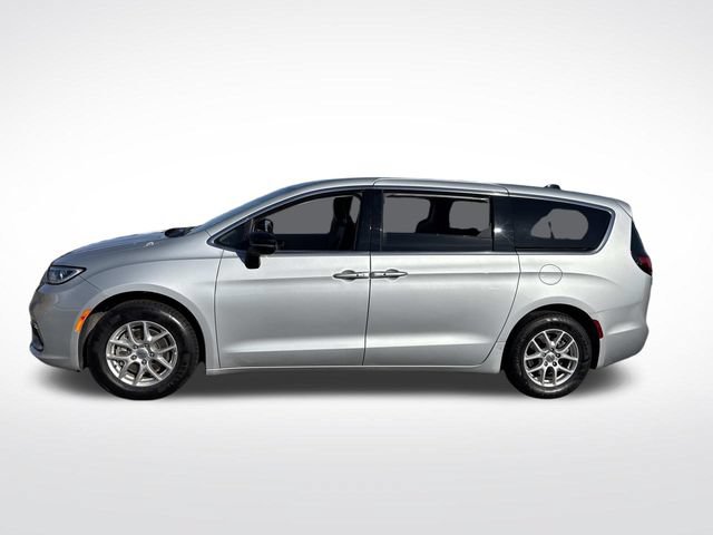 Used 2024 Chrysler Pacifica Touring-L FWD image 2