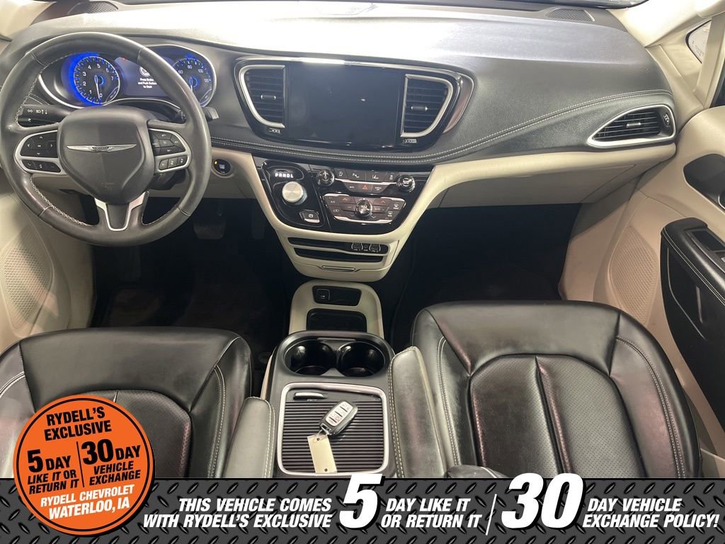 Used 2023 Chrysler Pacifica Touring-L image 19