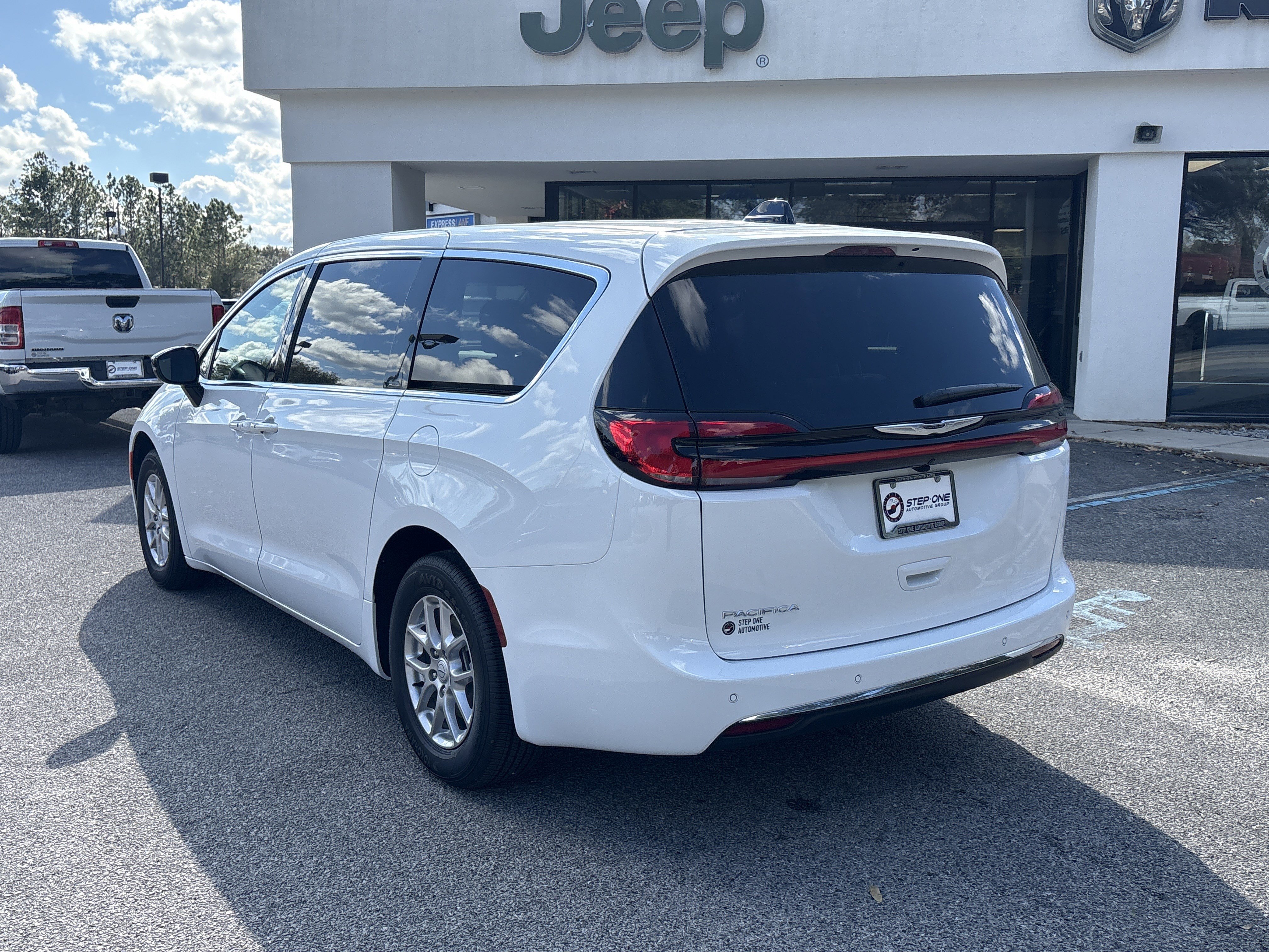 New 2026 Chrysler Pacifica Select image 8