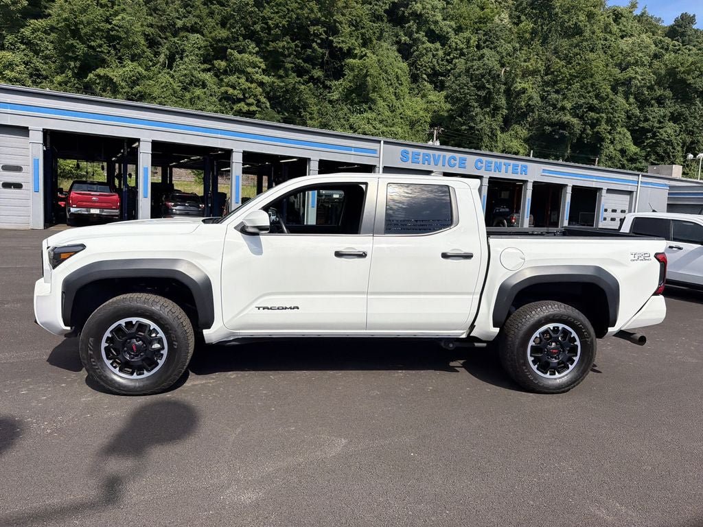 Used 2024 Toyota Tacoma TRD Off-Road AWD/4WD image 9