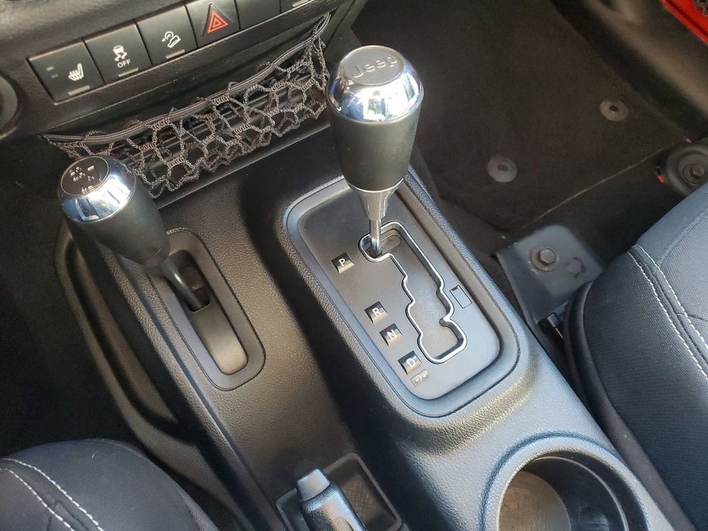 Used 2015 Jeep Wrangler Unlimited Sahara w/ Connectivity Group image 16