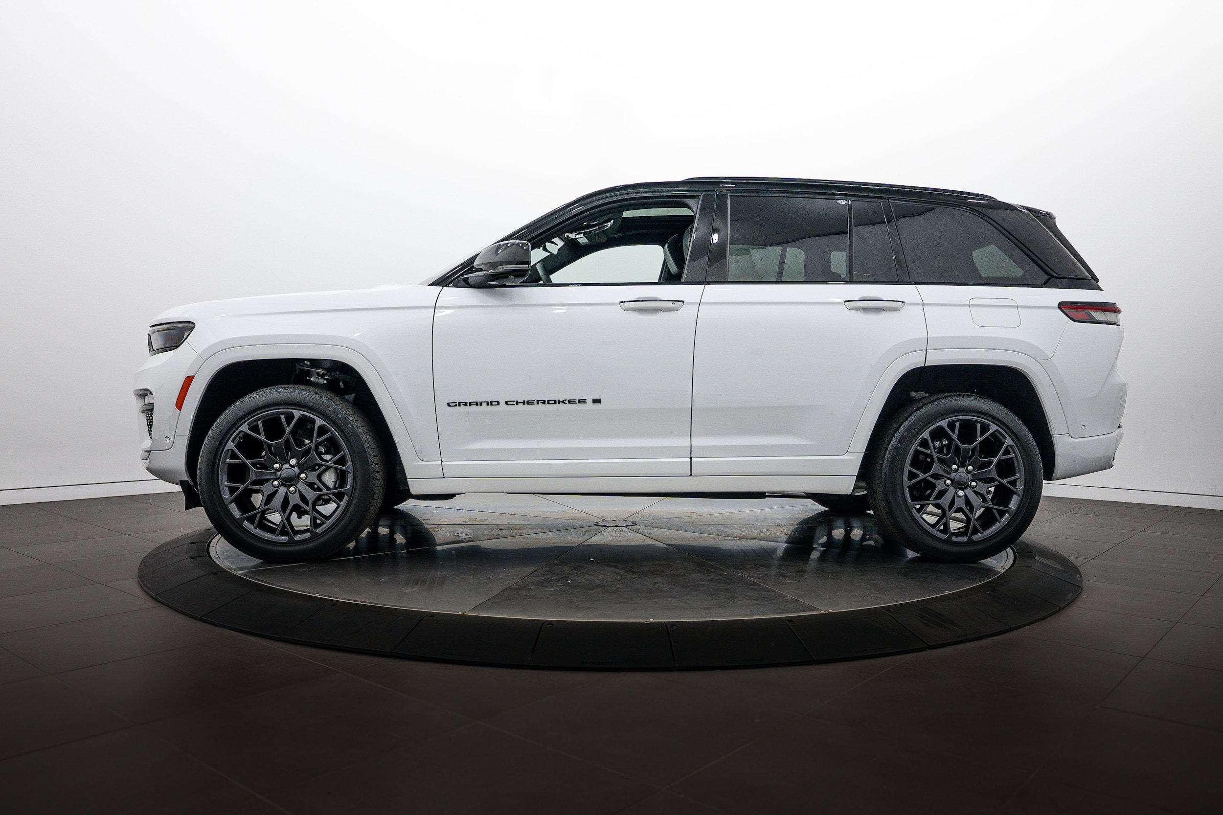 Used 2025 Jeep Grand Cherokee Summit AWD/4WD image 6