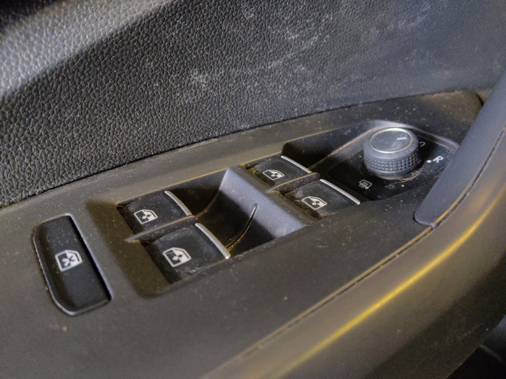Used 2025 Volkswagen Jetta SE FWD image 27