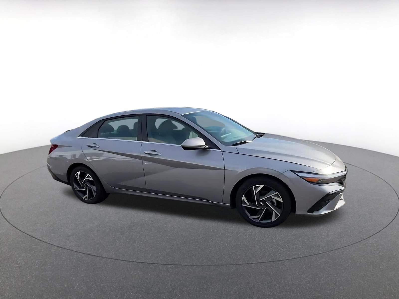 Used 2025 Hyundai Elantra SEL FWD image 2