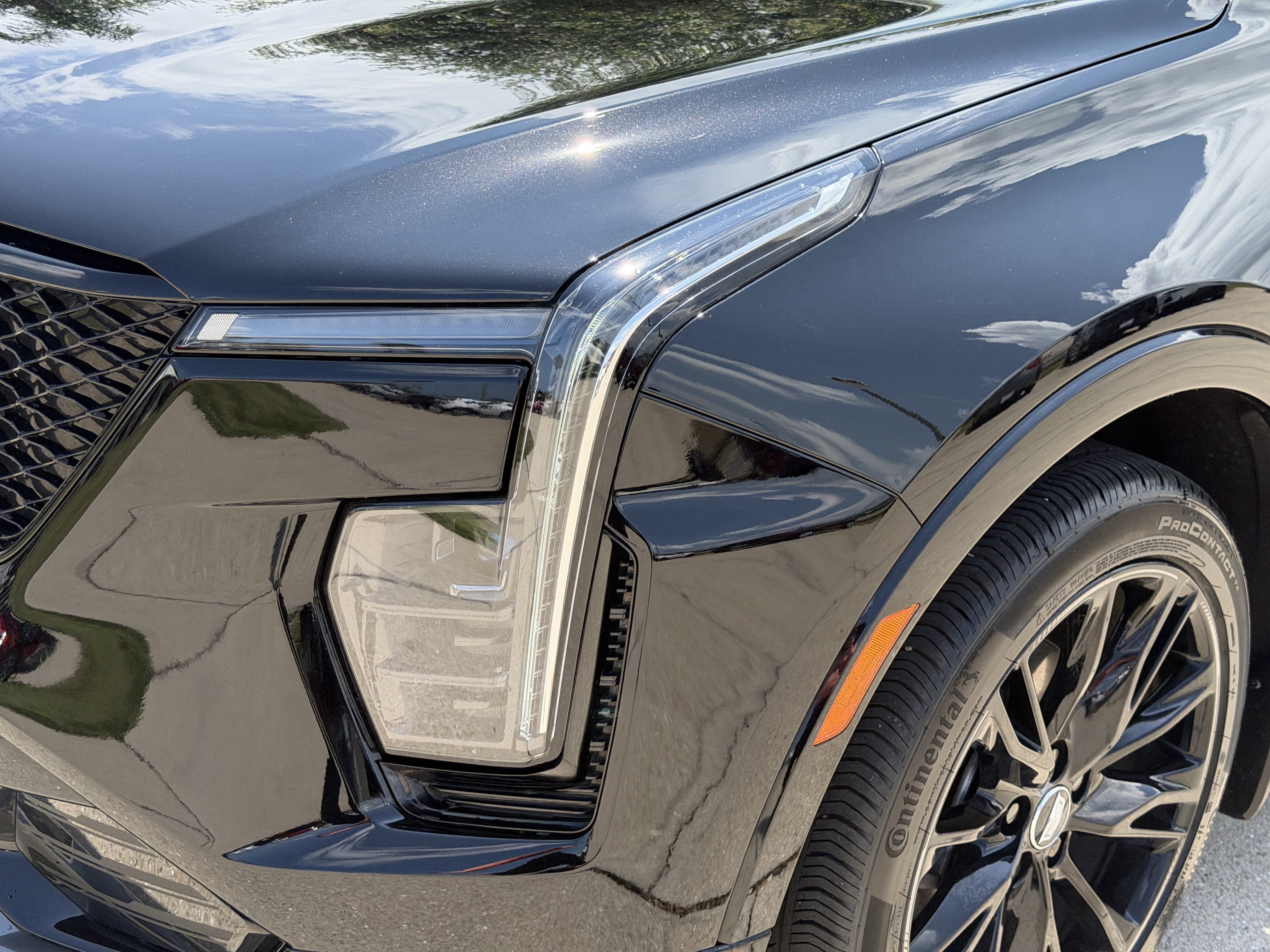 Used 2025 Cadillac XT4 Sport w/ LPO, Onyx Lite Package AWD/4WD image 8