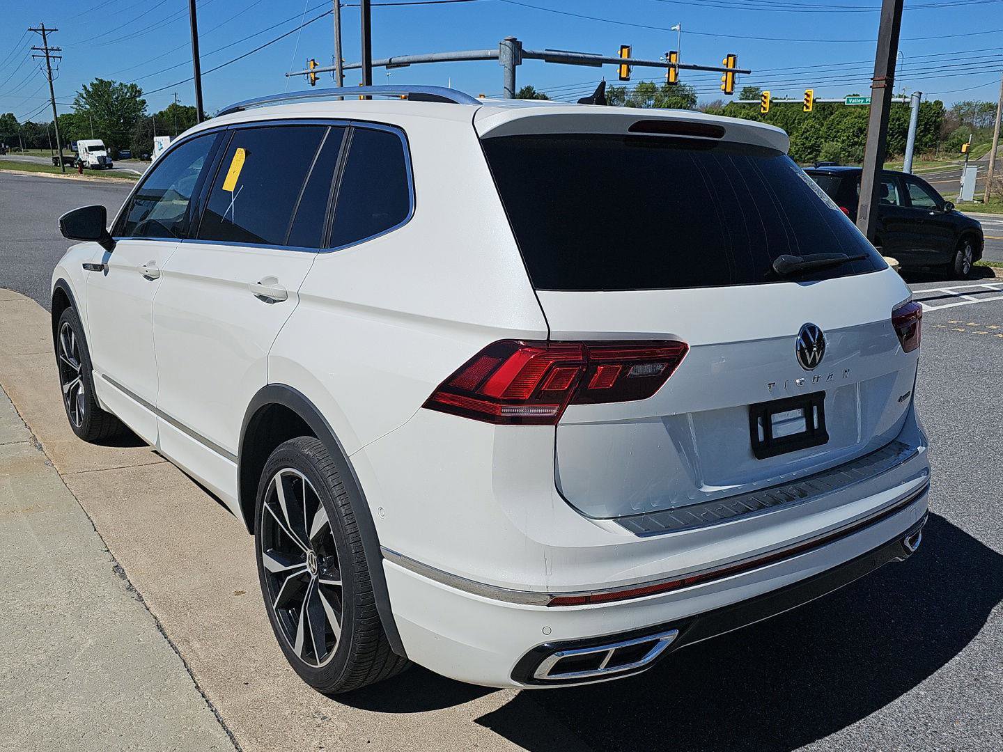 Used 2022 Volkswagen Tiguan SEL R-Line AWD/4WD image 4