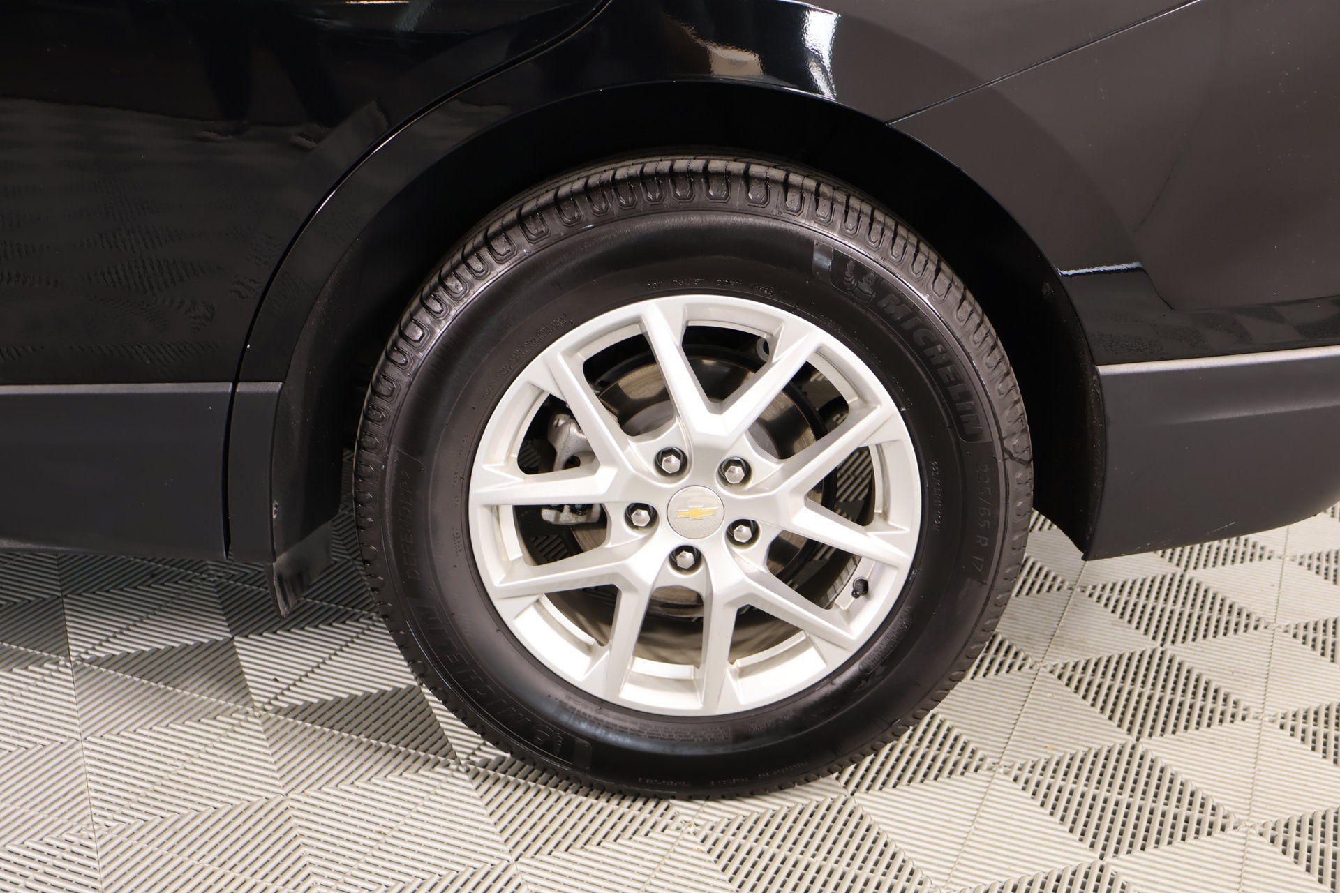 Used 2023 Chevrolet Equinox LT w/ LPO, Floor Liner Package FWD image 17