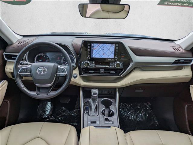 Used 2022 Toyota Highlander XLE FWD image 19