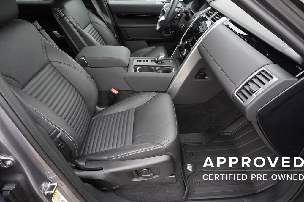 Used 2025 Land Rover Discovery S image 23