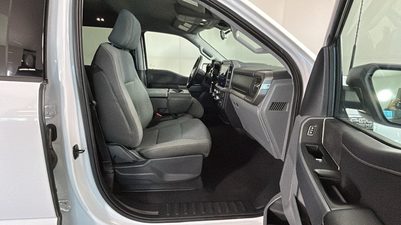 Used 2025 Ford F150 XLT AWD/4WD image 35