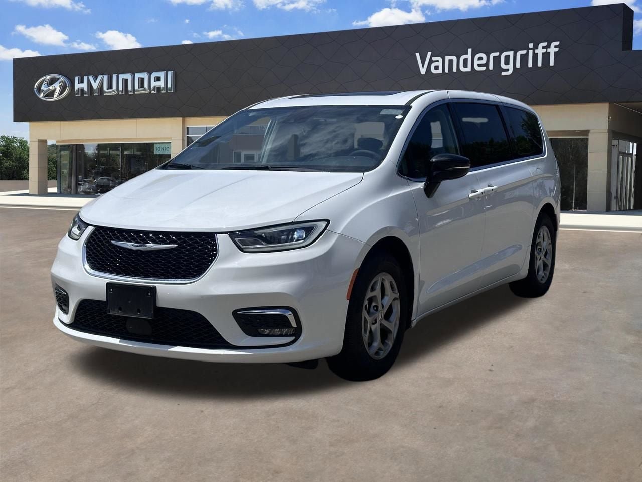 Used 2024 Chrysler Pacifica Limited FWD image 2