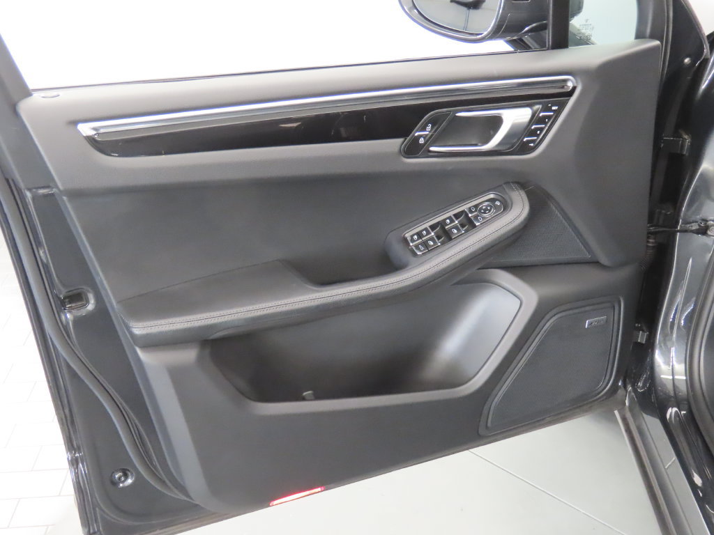 Certified 2025 Porsche Macan AWD/4WD image 35