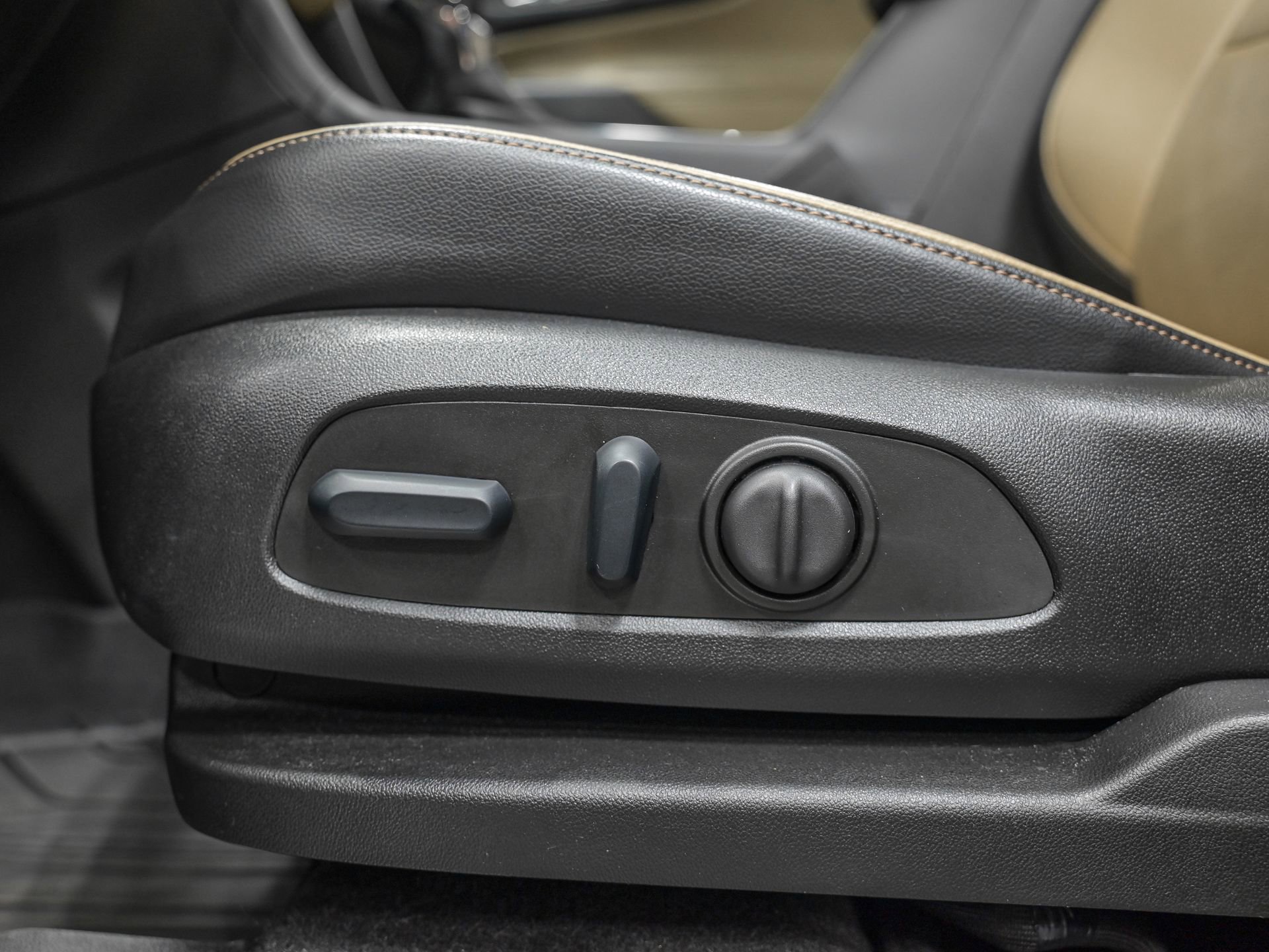 Used 2023 Chevrolet Equinox Premier image 14