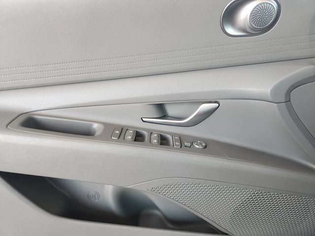 Used 2025 Hyundai Elantra SE FWD image 20