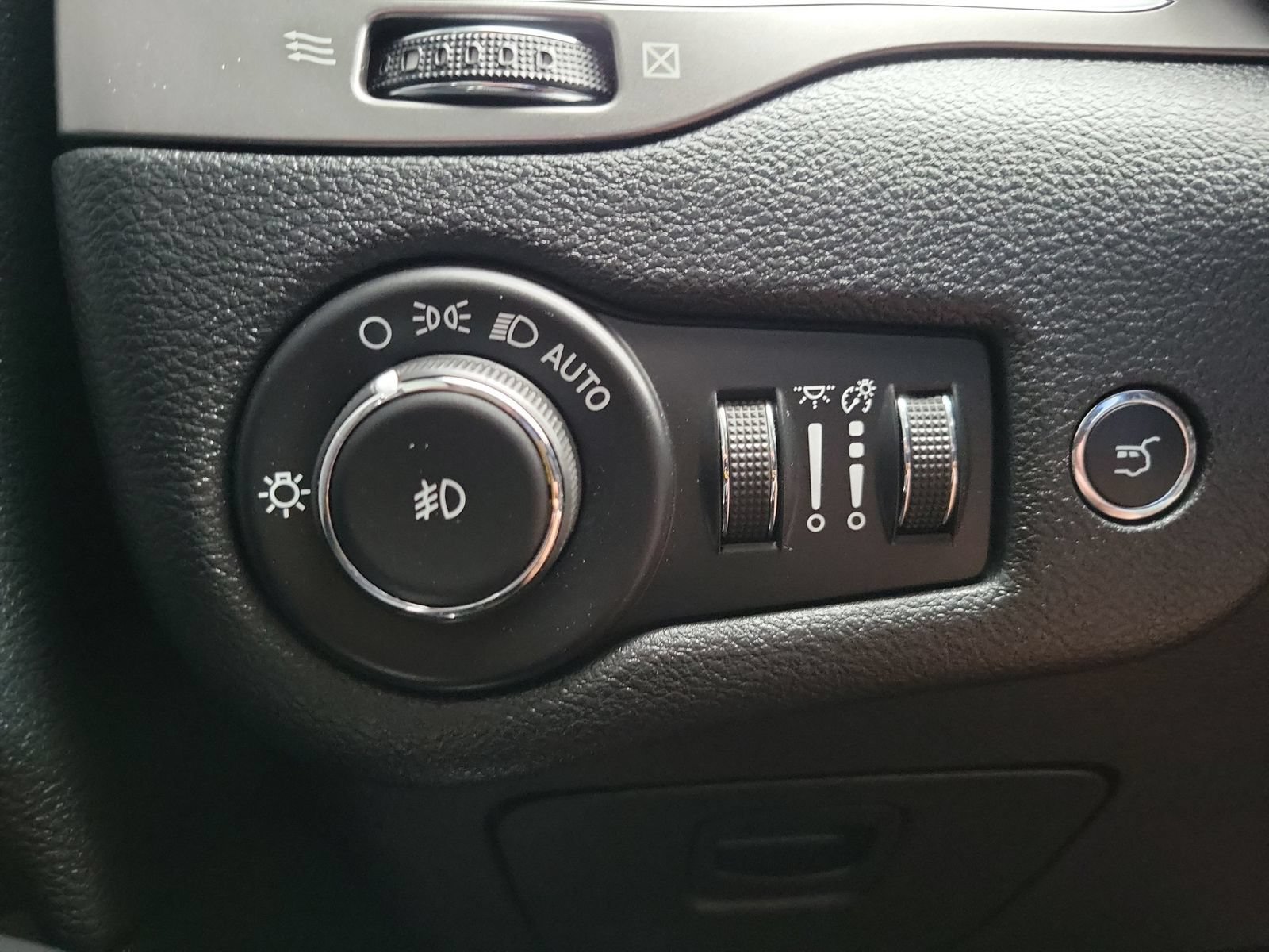 Used 2020 Jeep Cherokee Limited FWD image 26