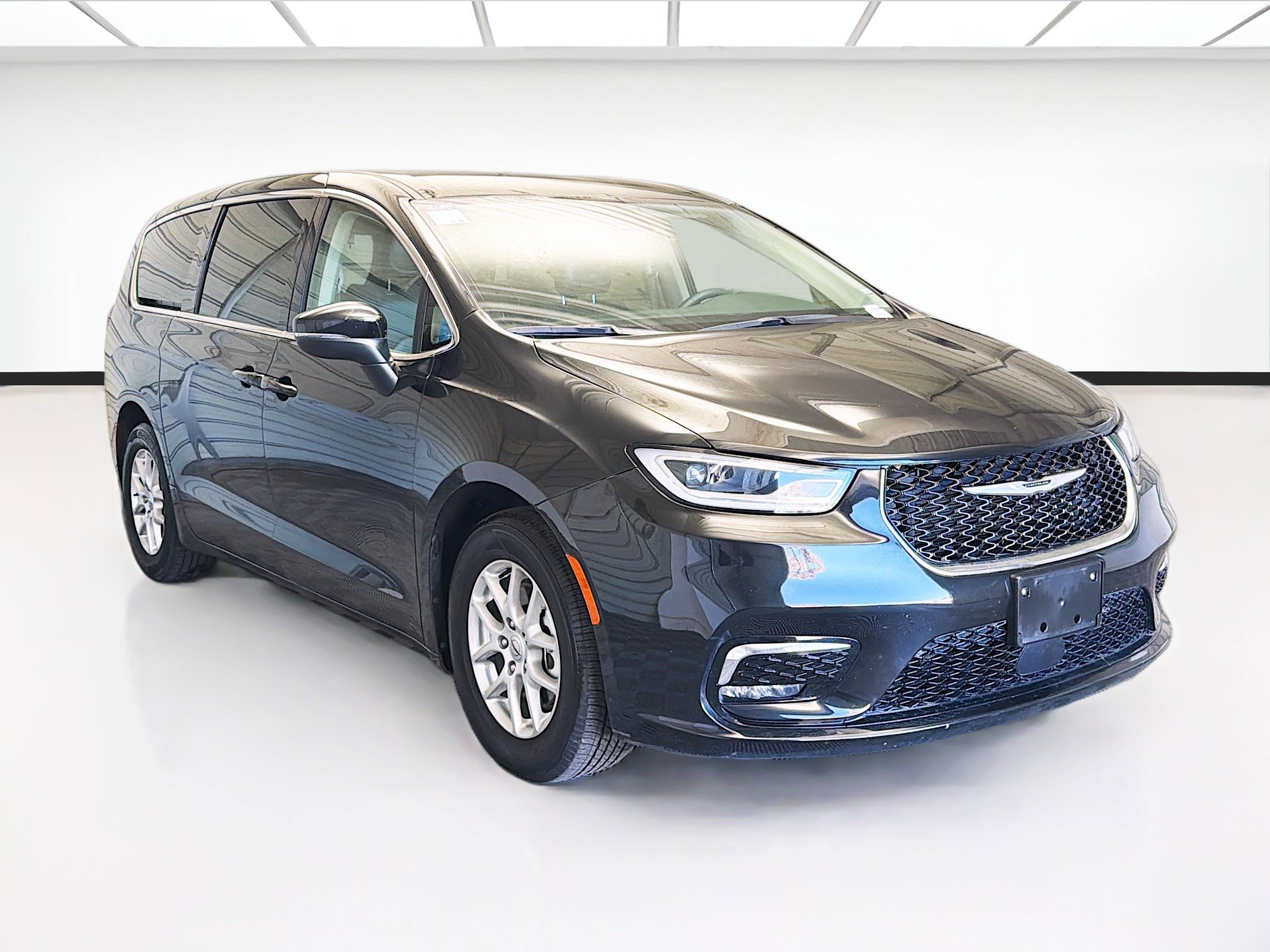 Used 2023 Chrysler Pacifica Touring-L image 3