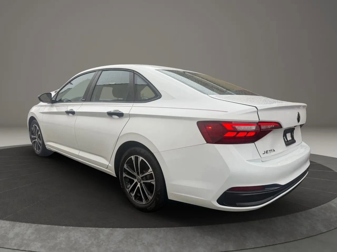 Used 2024 Volkswagen Jetta Sport image 7