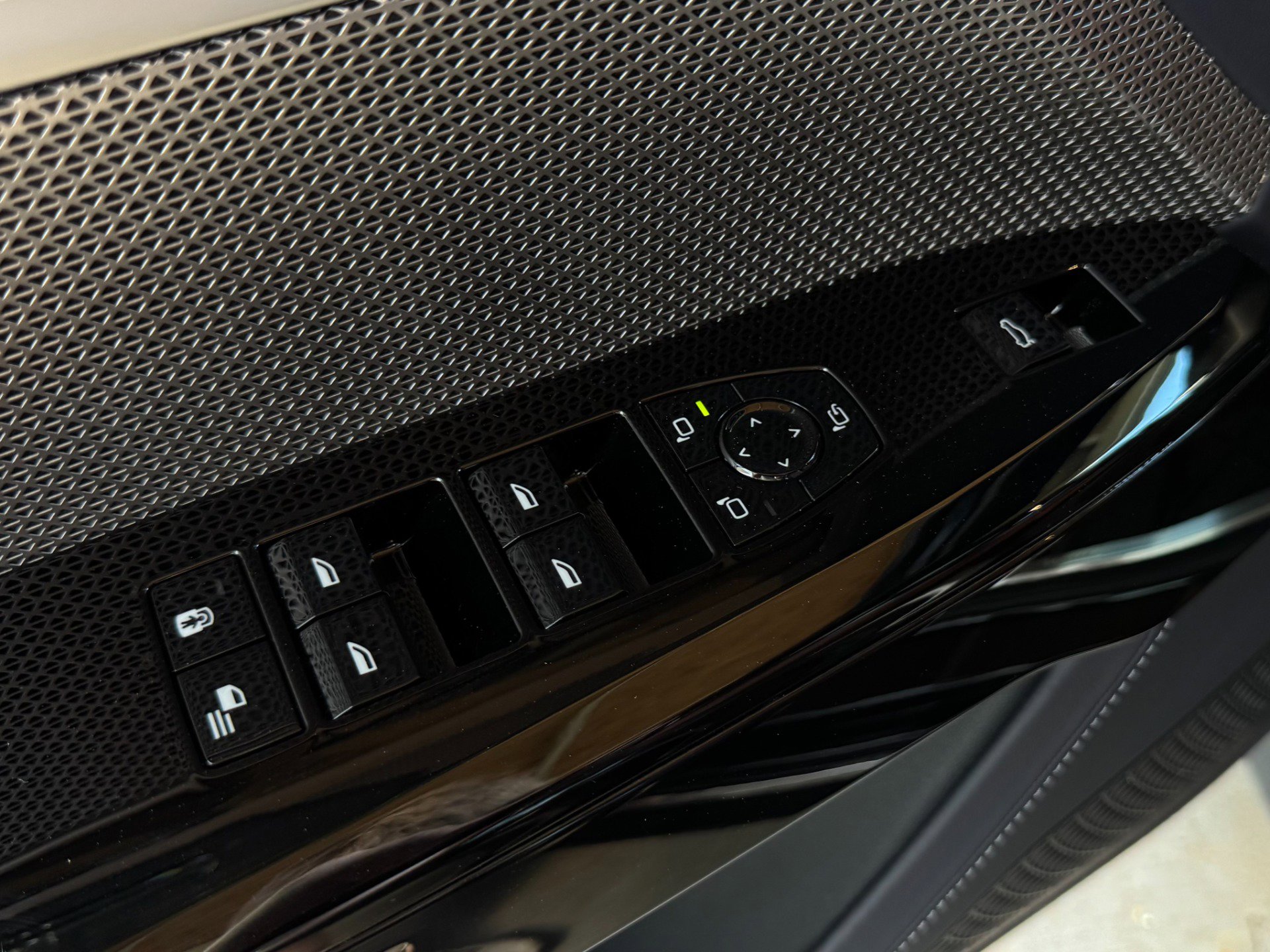 Used 2025 BMW i7 eDrive50 w/ Executive Package image 90