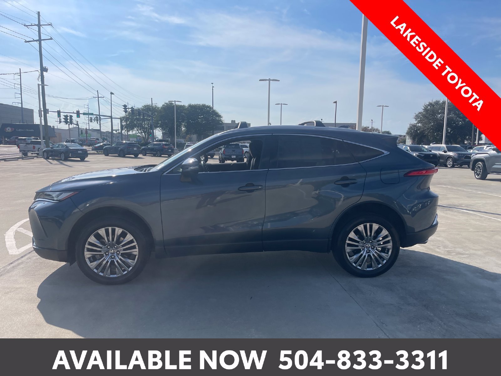 Used 2022 Toyota Venza XLE AWD/4WD image 2