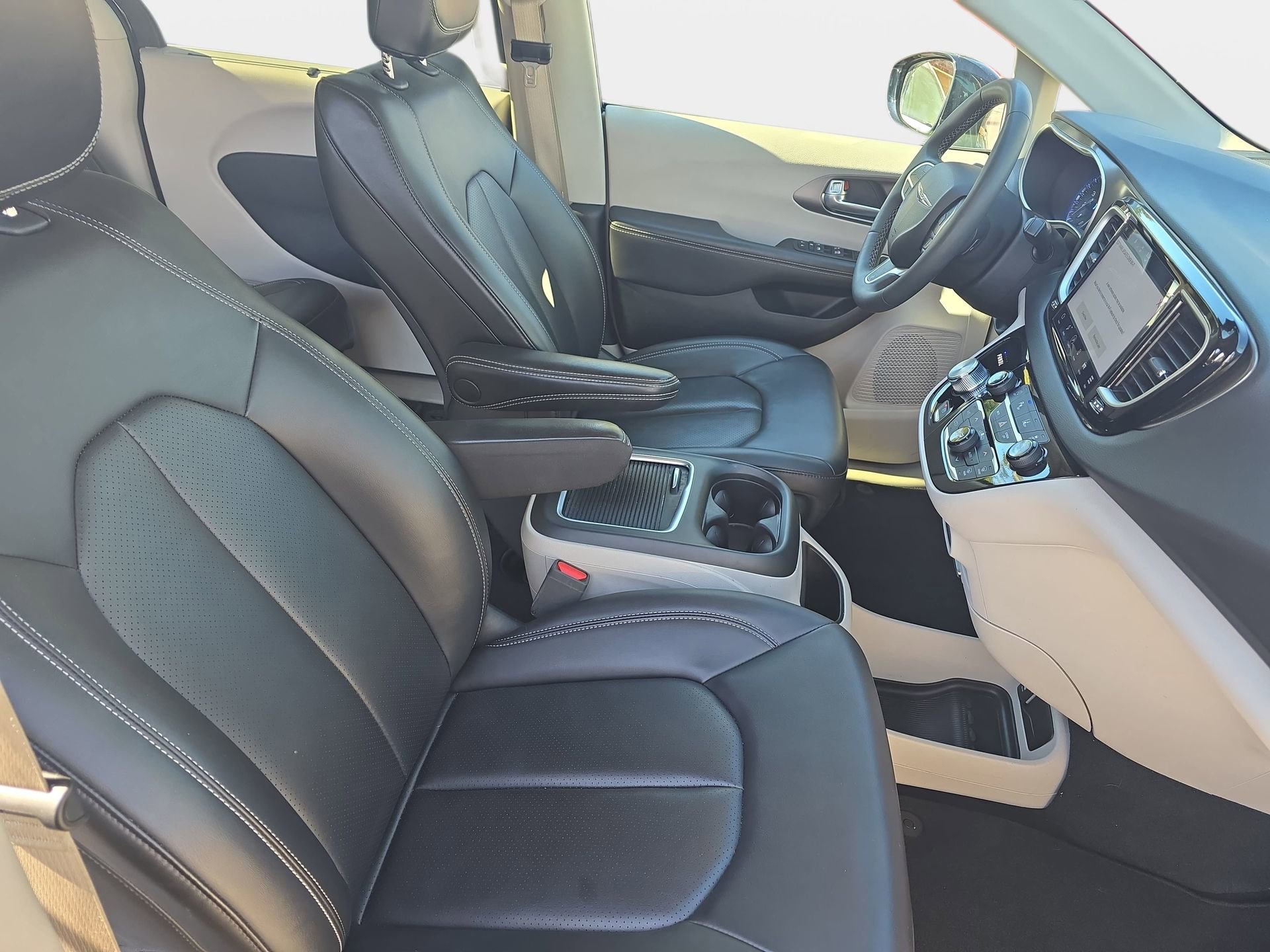 Used 2024 Chrysler Pacifica Touring-L FWD image 10
