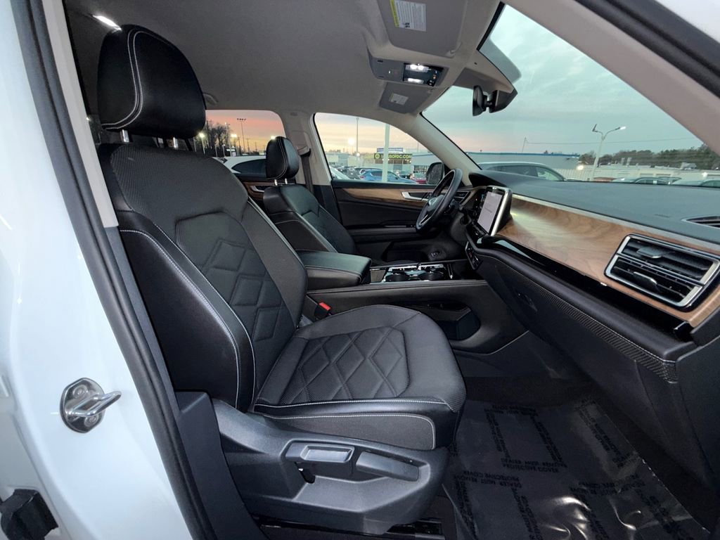 Used 2025 Volkswagen Atlas SE image 25