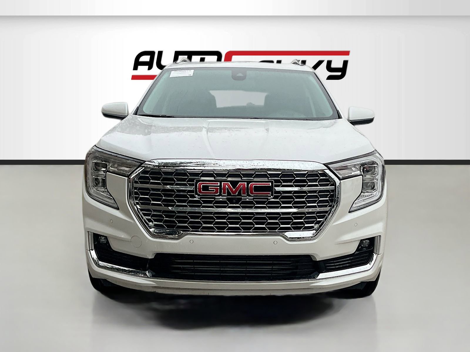 Used 2024 GMC Terrain Denali w/ Denali Premium Package image 2