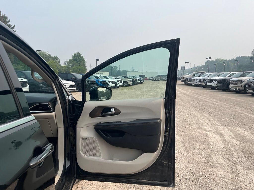 Used 2017 Chrysler Pacifica Touring-L Plus FWD image 42