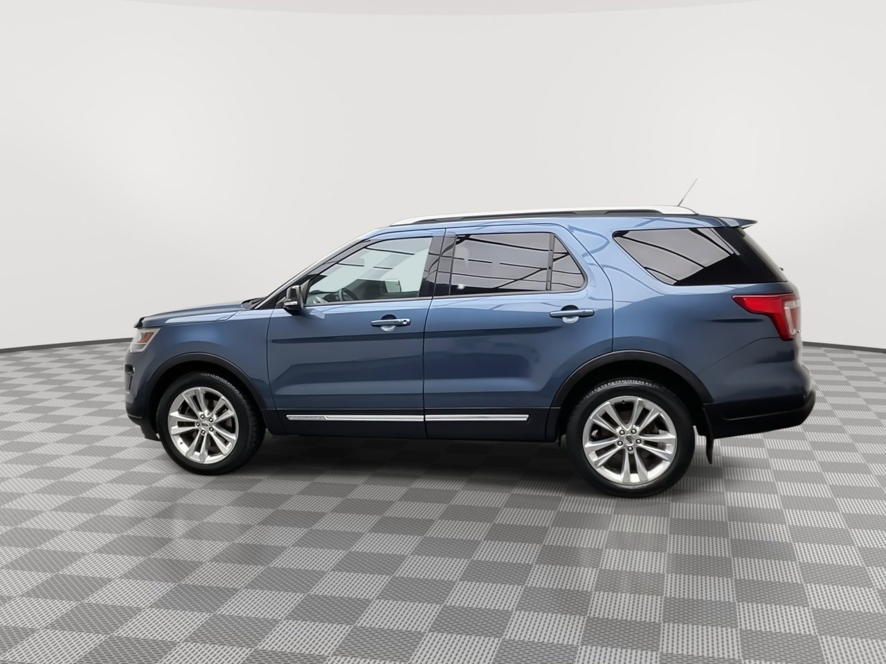 Used 2018 Ford Explorer XLT w/ Equipment Group 202A AWD/4WD image 37
