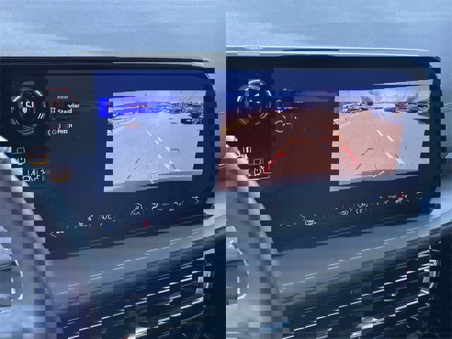 Used 2025 Chevrolet Traverse LT image 16