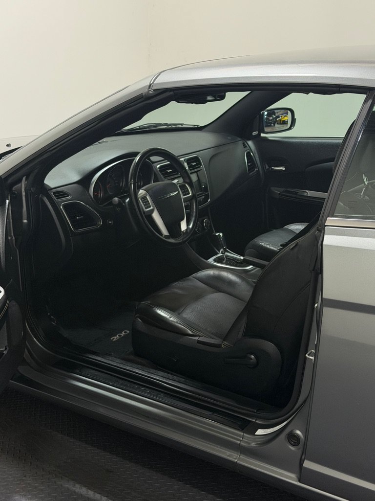Used 2011 Chrysler 200 S FWD image 8