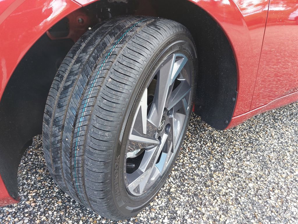 Certified 2025 Hyundai Elantra Limited FWD image 33