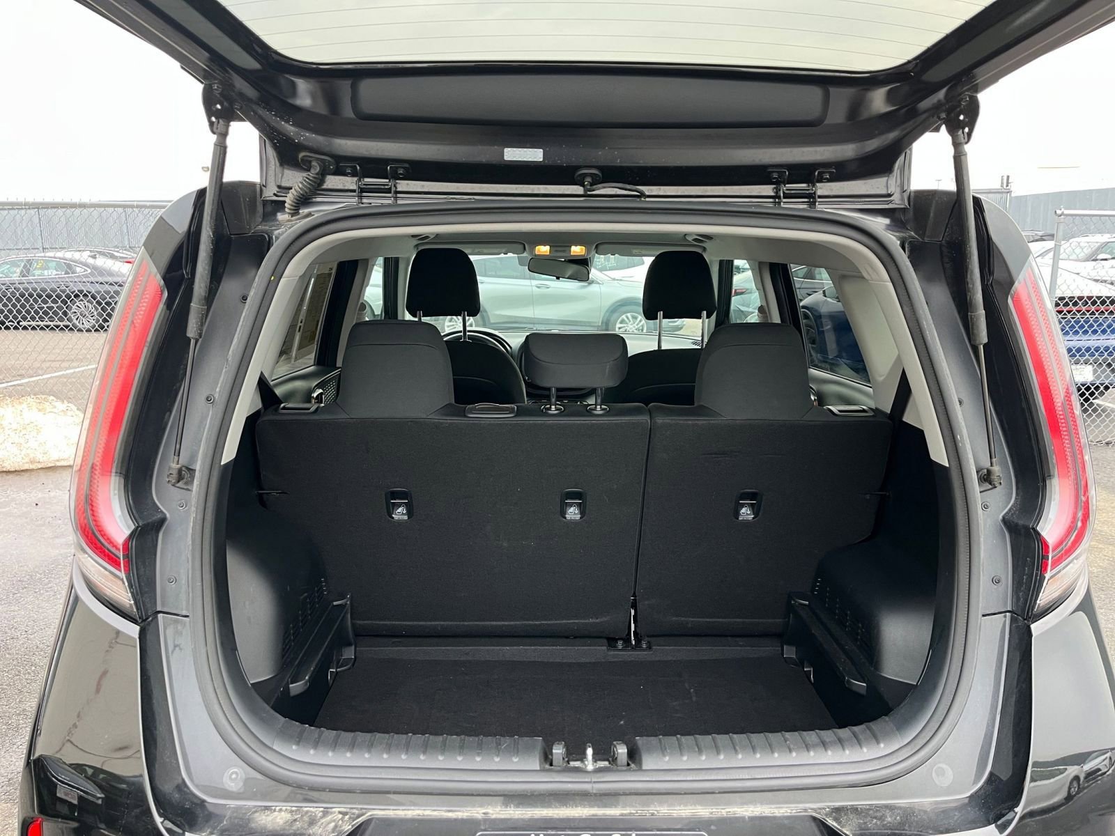 Used 2025 Kia Soul LX w/ LX Technology Package FWD image 29