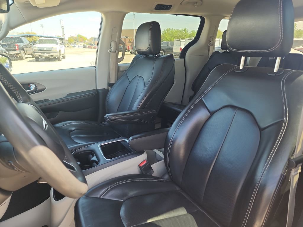 Used 2022 Chrysler Pacifica Touring-L image 11