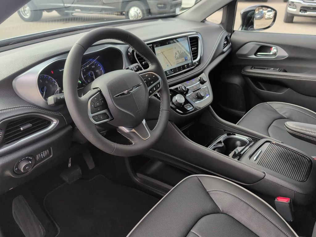 New 2026 Chrysler Pacifica Limited image 15