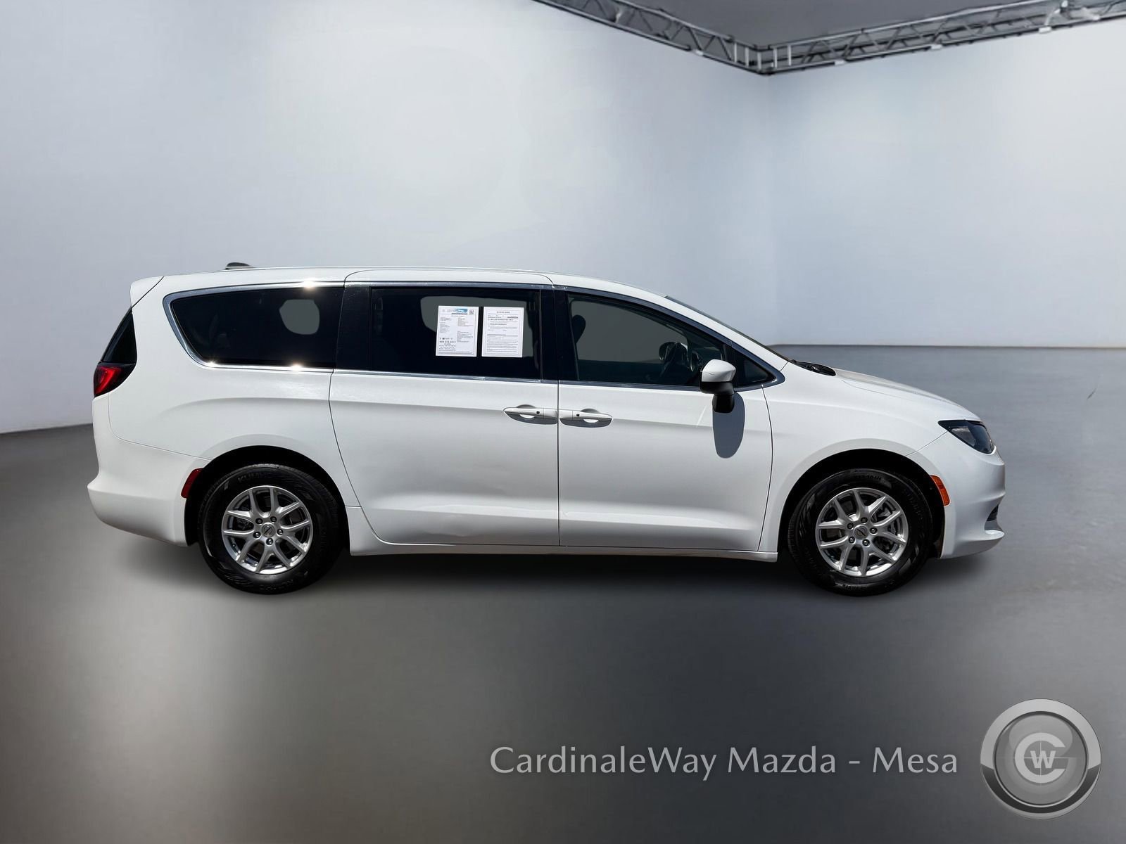 Used 2022 Chrysler Voyager LX image 3