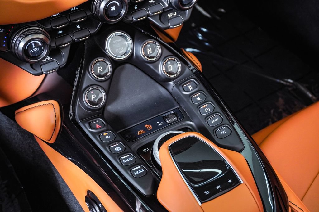 Used 2023 Aston Martin V8 Vantage Roadster RWD image 32