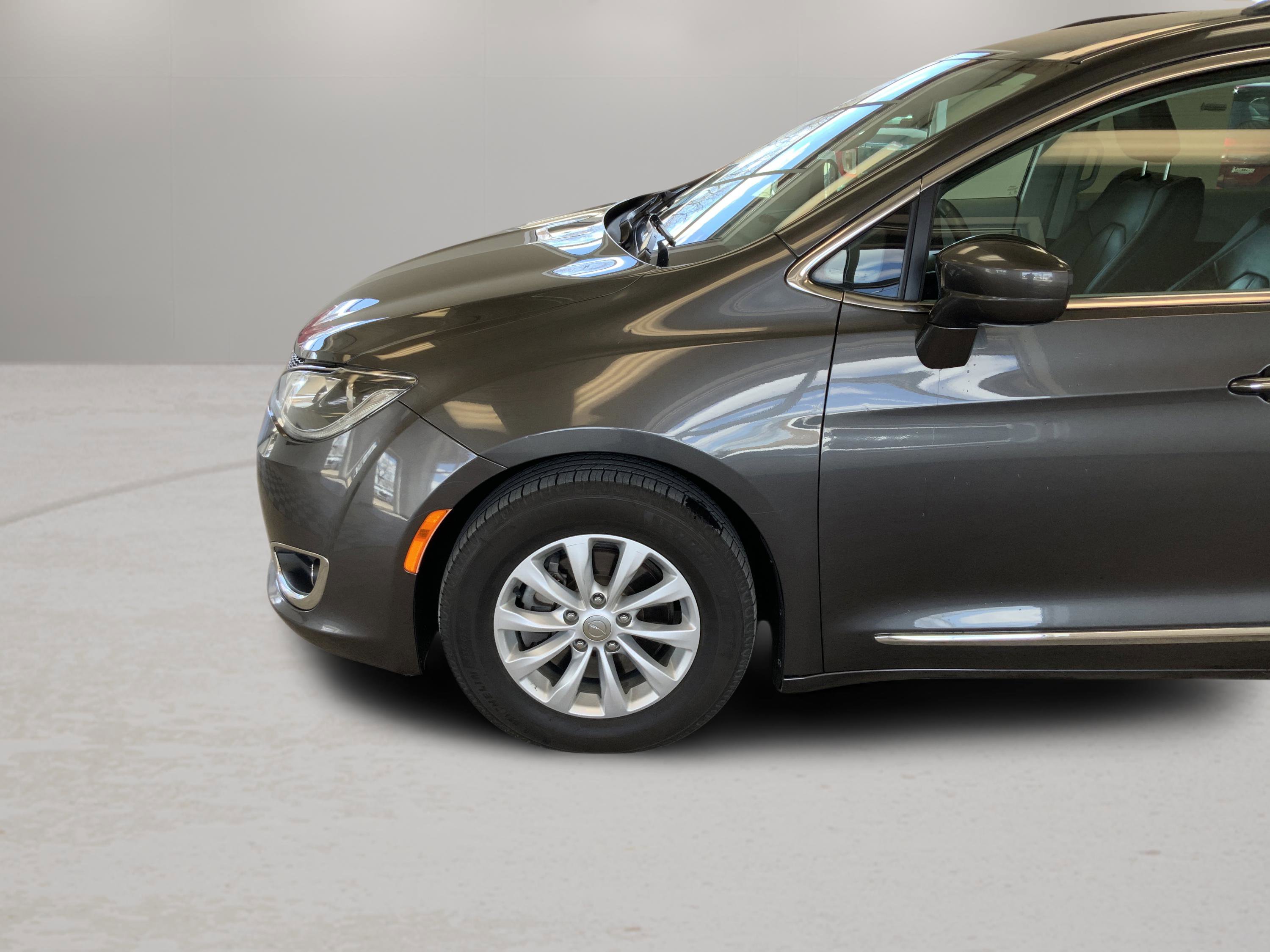 Used 2017 Chrysler Pacifica Touring-L FWD image 30