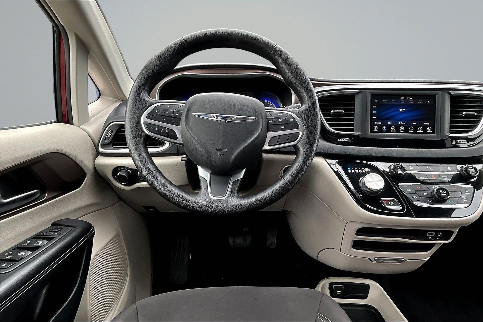 Used 2020 Chrysler Voyager LX FWD image 9