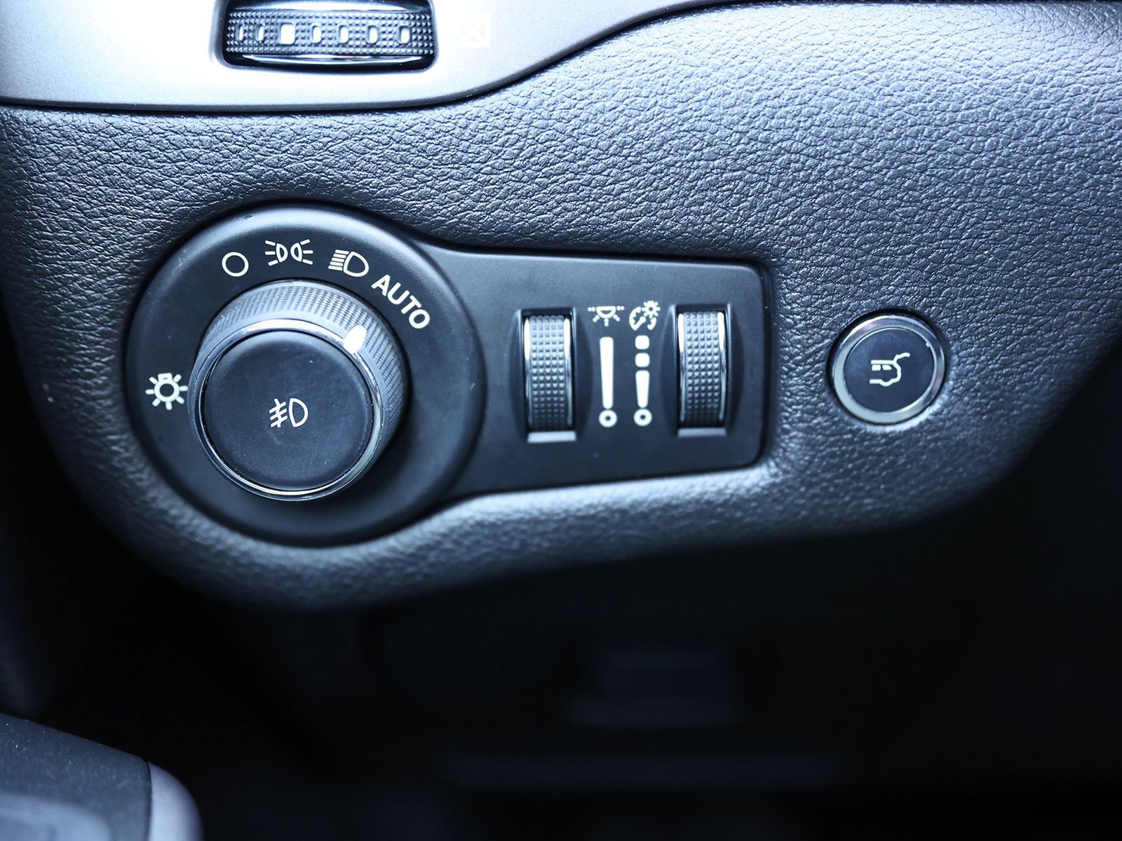 Used 2019 Jeep Cherokee Limited image 36