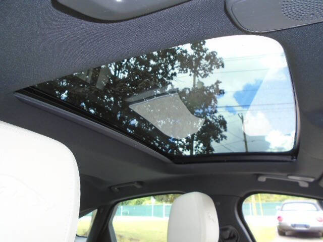 Used 2022 Jaguar XF R-Dynamic SE image 15