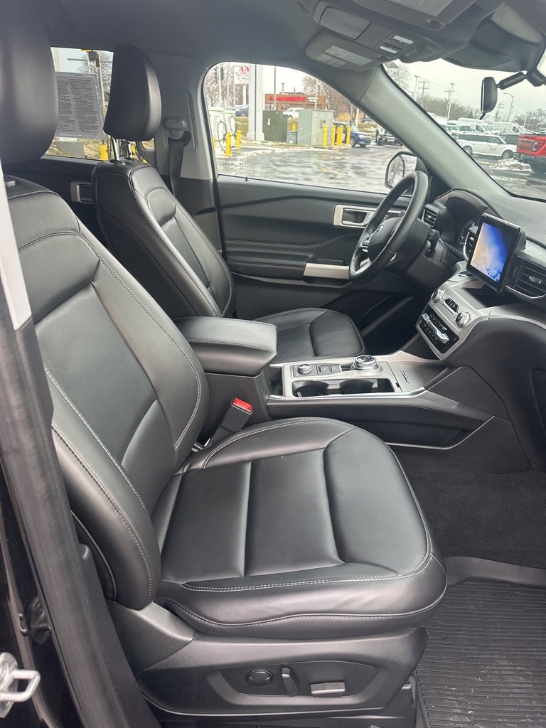 Used 2022 Ford Explorer XLT w/ Equipment Group 202A image 10