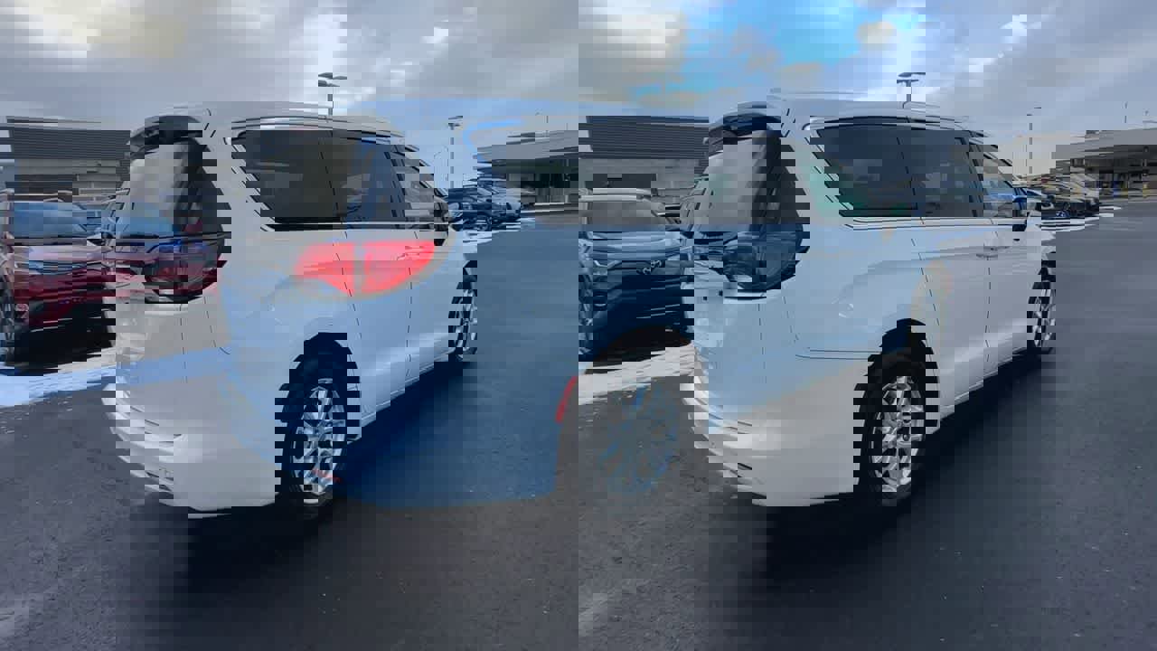 Used 2018 Chrysler Pacifica LX image 8