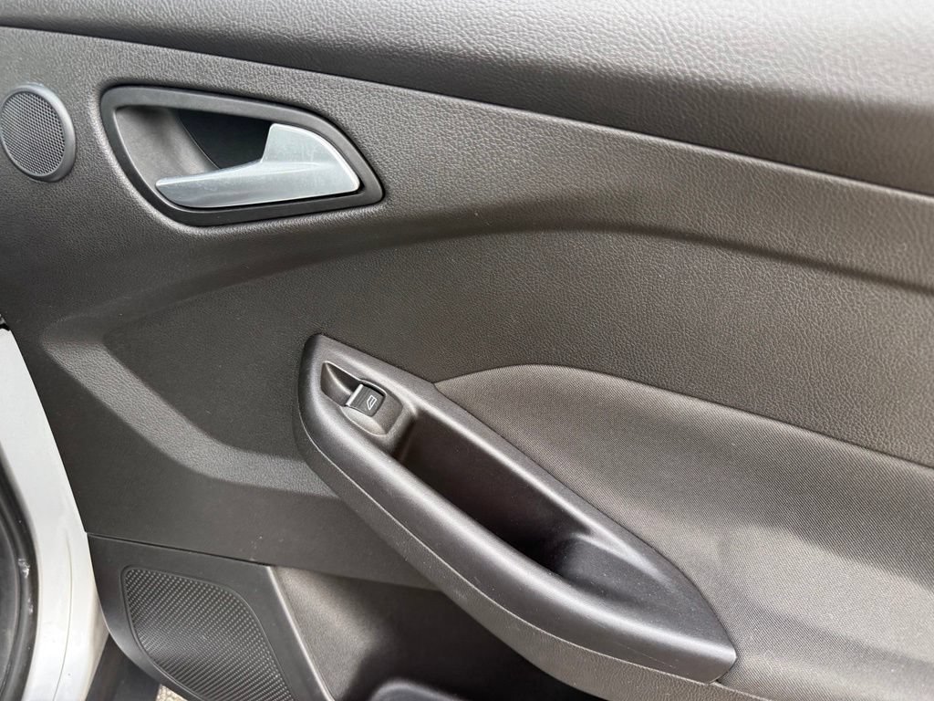 Used 2017 Ford Focus Titanium FWD image 39