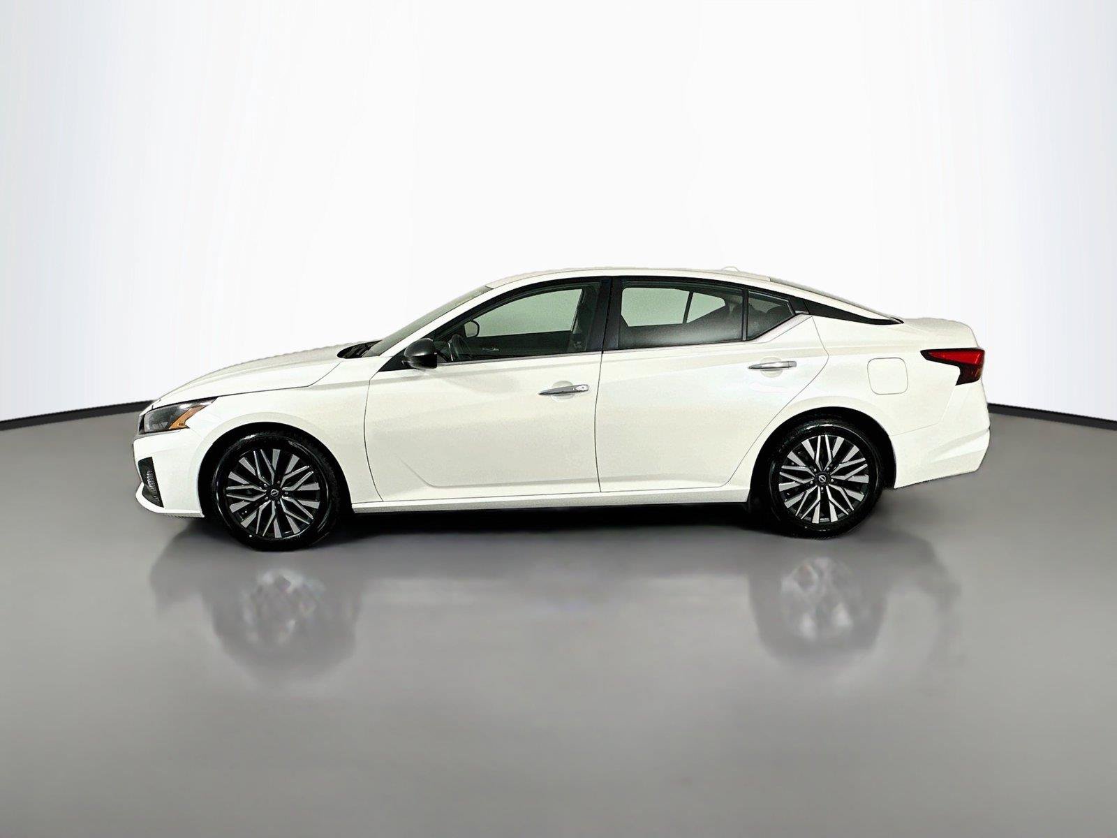 Used 2024 Nissan Altima 2.5 SV FWD image 8