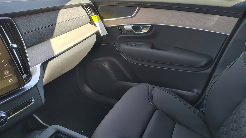 New 2025 Volvo XC90 T8 Core w/ Climate Package image 25