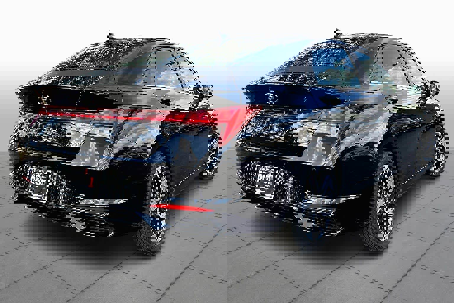 Used 2022 Hyundai Elantra Limited w/ Preferred Accessory Package image 13